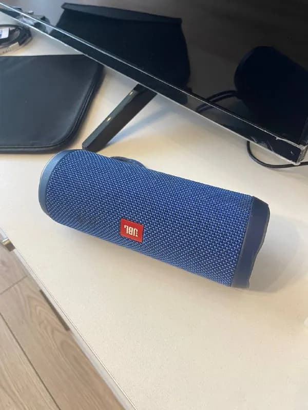 JBL flip 4 — 50 лари (барахлит динамик, пишите сброшу видео) — Тбилиси — 50 ₾