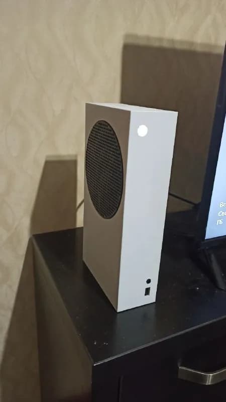 Xbox Series S. В отличном состоянии, установлены несколько игр. С одним геймпадом 700 лар, с двумя 8 — Тбилиси — 700 ₾
