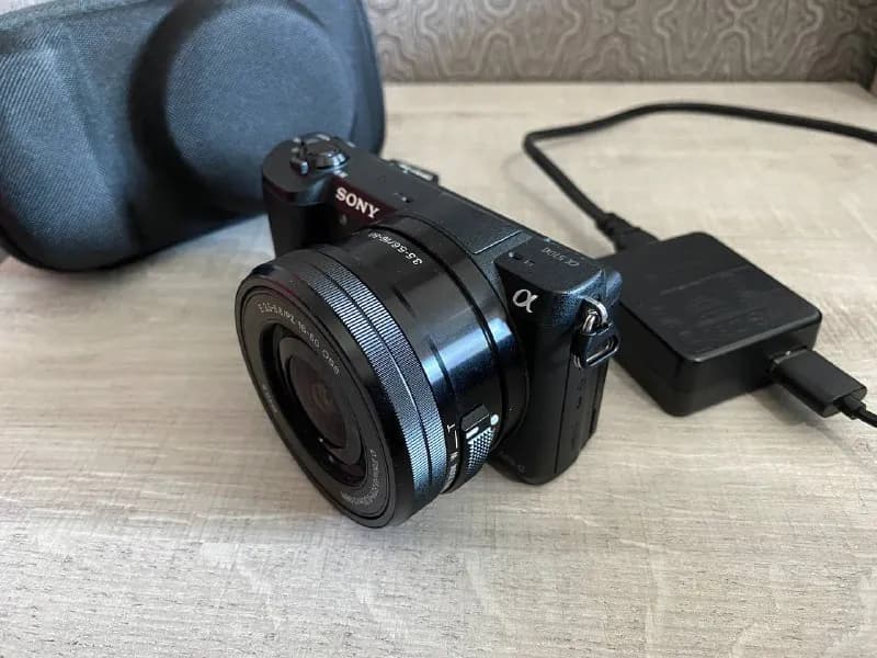 Sony a5100 (пробег 3850), чехол, зарядка, карточка на 64гб — 750 лари — Тбилиси — 750 ₾