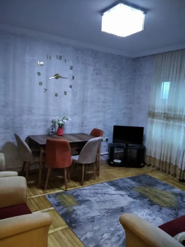 70 кв метров, старый корпус, средний этаж, лифт всегда работает, в квартире есть интернет, телевидение, ду — Тбилиси — 500 $