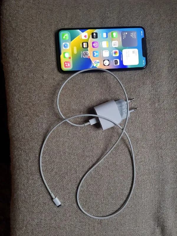 iPhone 11 pro max 256 гб. На блоке камер есть не большая трещина, на работу камер ни как не влияет. — Тбилиси — 950 ₾
