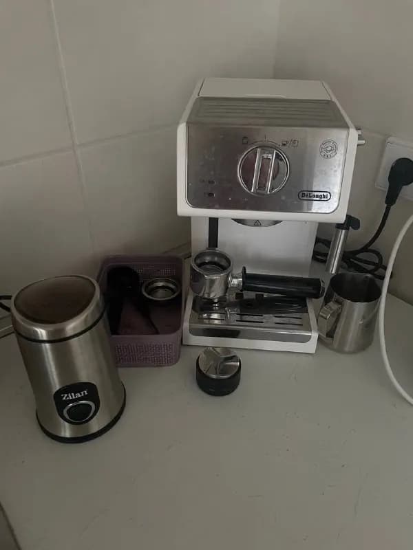 DeLonghi ecp33.21 со всеми необходимыми приблудами. Капучино 10/10, лучше чем во многих кофейнях (ес — Тбилиси — 400 ₾