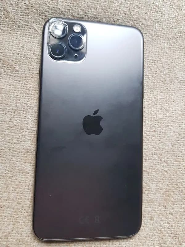 iPhone 11 pro max 256 гб. На блоке камер есть не большая трещина, на работу камер ни как не влияет. — Тбилиси — 950 ₾