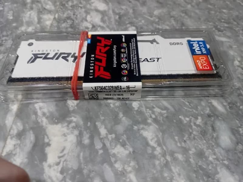 Kingston Fury (RGB) 16gb 6400MHz CL32-39-39 rgb белая, не распакованная — Батуми — 500 ₾