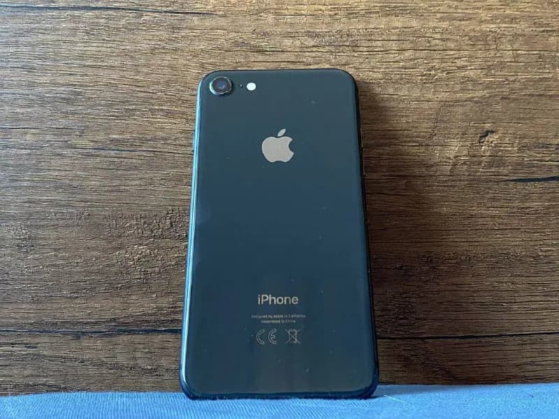 IPhone 8, 64 гиг. Аккумулятор 80%, ничего не заменялось, телефон не разбирался. Задняя камера требуе — Тбилиси — 200 ₾