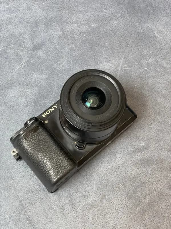 Sony a 6300 + sigma 19 mm 2.8 + обманка + штатив + 2 аккумулятора и зарядка — Тбилиси — 1 500 ₾