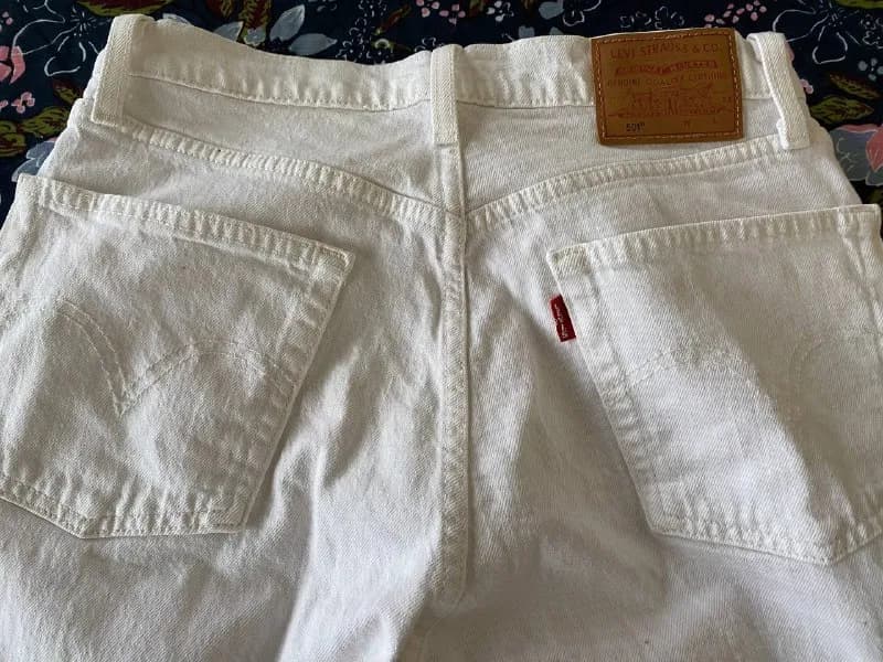 Levi’s, черные и белые, модель 501, хлопок 95% и 97% Размер 26 и 27. Внизу рваные края. Спорти — Тбилиси