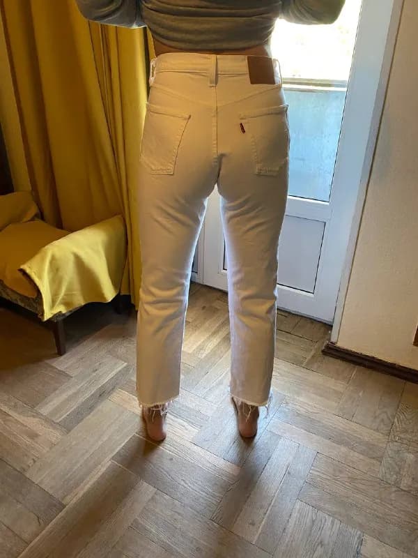 Levi’s, черные и белые, модель 501, хлопок 95% и 97% Размер 26 и 27. Внизу рваные края. СУПЕР — Тбилиси