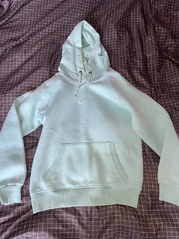 1. мятная толстовка nike M — 30 лари (есть маленькие пятна, которые не сильно видно) — Тбилиси — 30 ₾