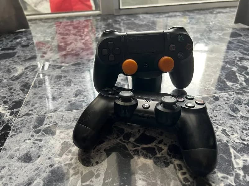 PS4 Pro 1тб + 2 джойстика и зарядка Sony. 750 лари — Тбилиси — 750 ₾