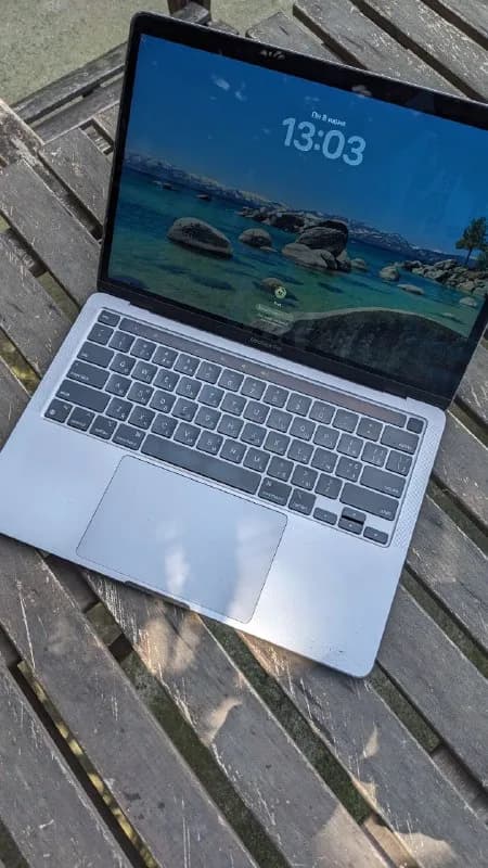 MacBook Pro 13 M1 8\256, в нормальном состоянии, немного стёрты грани у топкейса (на фото), всё рабо — Тбилиси — 1 200 ₾
