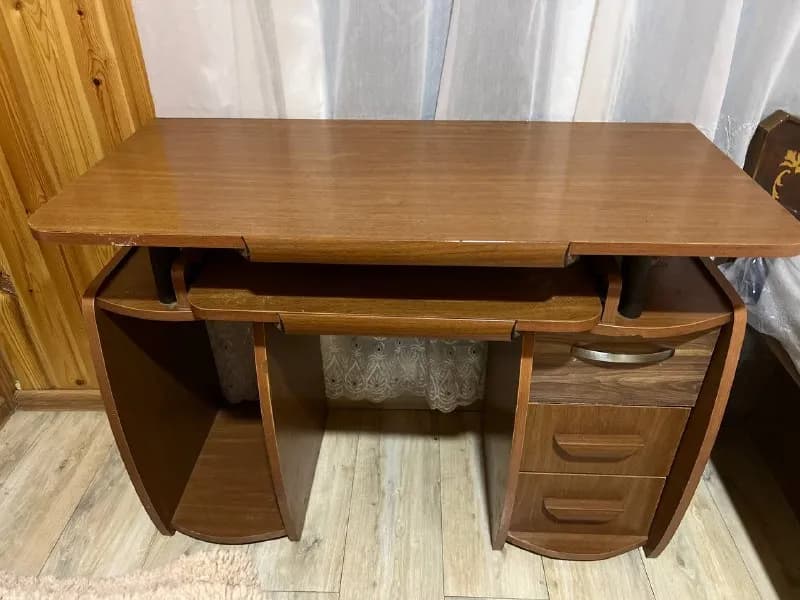Деревянный письменный стол — Батуми — 49 ₾