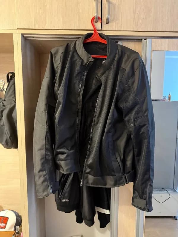 Tucano Urbano 52|XL летняя, защита плеч и локтей внутри, размер регулируется липучками — 300 лари — Батуми — 300 ₾