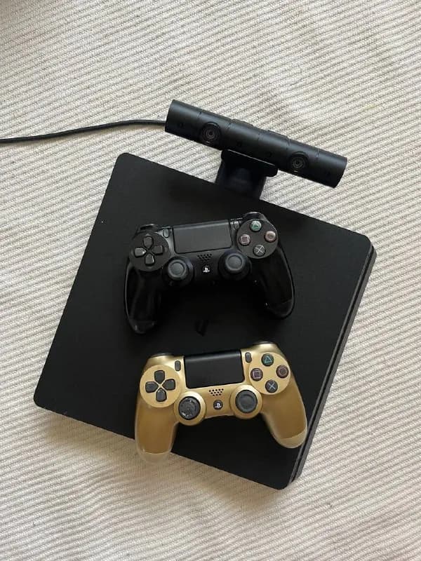 PS4 slim 500gb, 2 джойстика и камера. В целом отличное состояние кроме силиконовых насадок на джойст — Тбилиси — 500 ₾