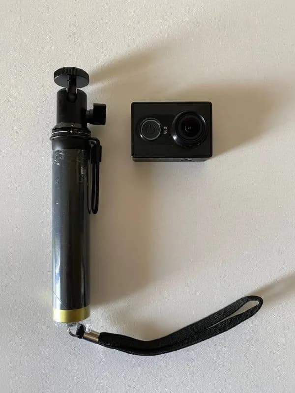 Xiaomi Yi Action Camera Basic Edition + монопод телескопический (камера новая, без коробки) цена 12 — Тбилиси — 120 ₾