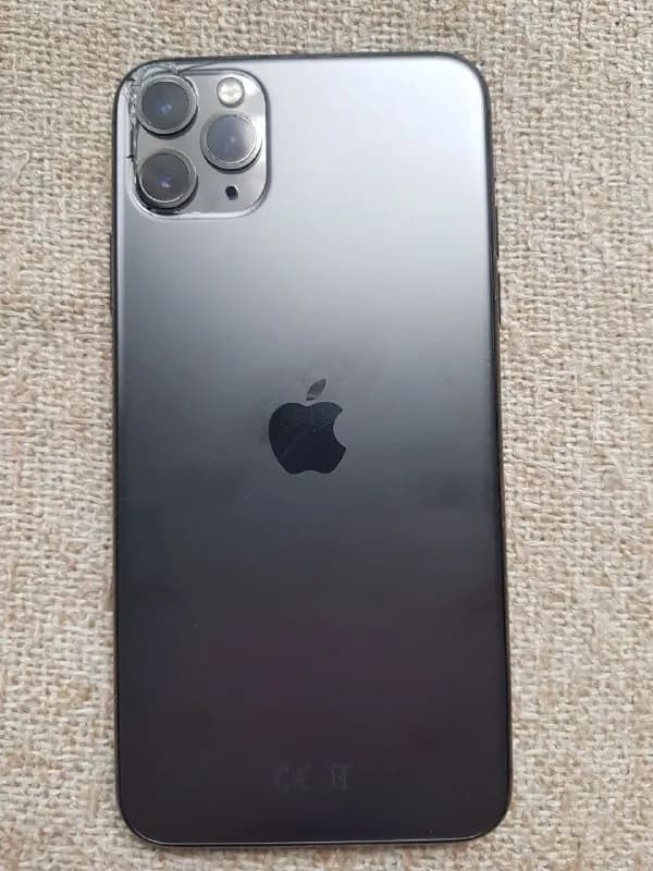 iphone 11 pro max 256 гб. Батарея 77%. На блоке камер не большой скол, на работу ни как не влияет. — Тбилиси — 900 ₾