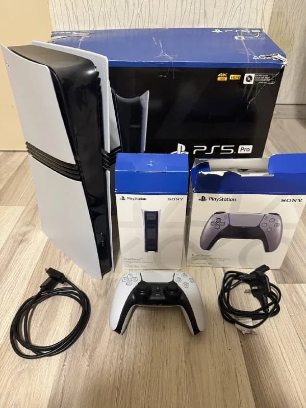PlayStation 5 PRO на 2 терабайта. Идеальное состояние, как новая. В комплекте: 2 контроллера, кабели — Тбилиси