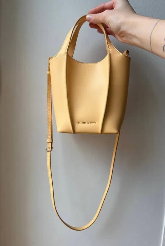 Charles&Keith яичного цвета. Новая. Можно носить через плечо. — Тбилиси — 100 ₾