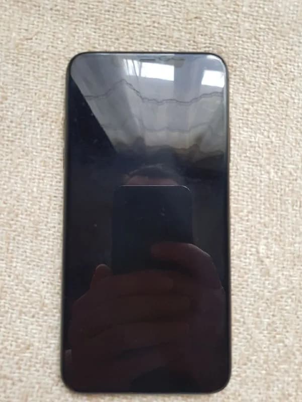 iPhone 11 pro max. 256 гб. Батарея 77%. На блоке камер не большой скол. На работу камер ни как не вл — Тбилиси — 900 ₾