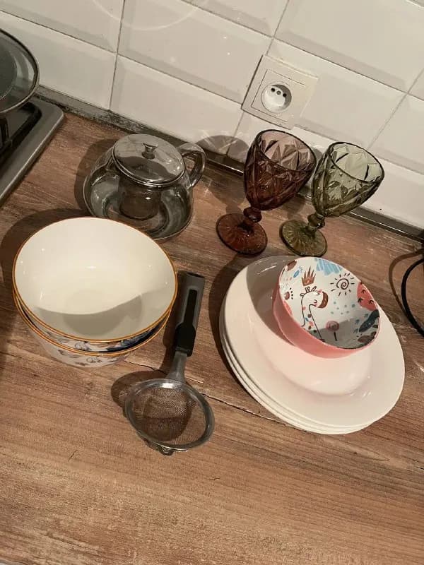 2 шт, тарелка глубокая с рисунком детская, 3 тарелки белые плоские, маленькое сито для чашки, 2 бока — Тбилиси — 50 ₾