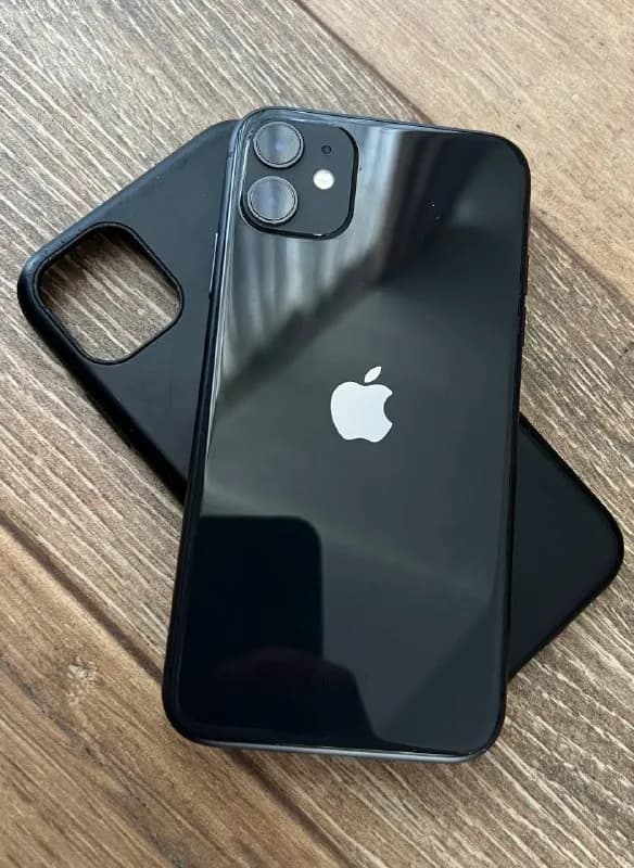 iPhone 11 Black 64GB, в идеальном состоянии, всегда в чехле и броне, не когда не ремонтировался и — Тбилиси — 950 ₾