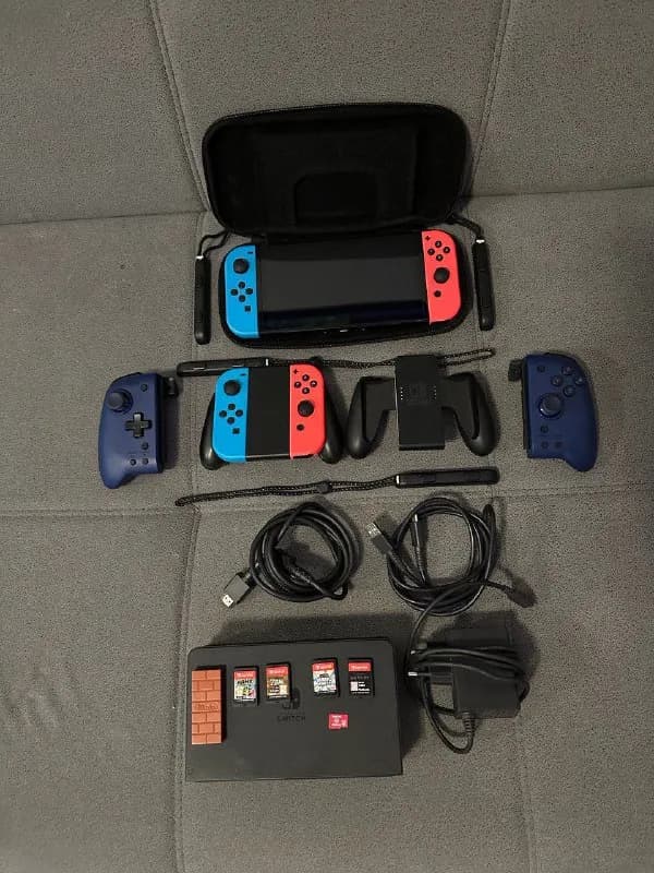 Nintendo Switch OLED с приличным количество аксессуаров и парочкой картиджей. Самой консоли больше г — Тбилиси — 650 ₾