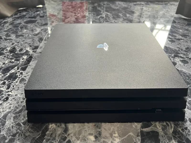 PS4 Pro 1tb + 2 джойстика + зарядная станция. — Тбилиси — 700 ₾