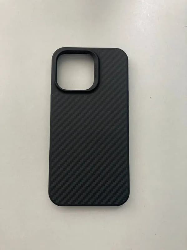 iPhone 13 PRO. Чехол карбоновый, есть MagSafe. Стекло матовое, на нём не остаются жирные пятна и отп — Тбилиси — 100 ₾