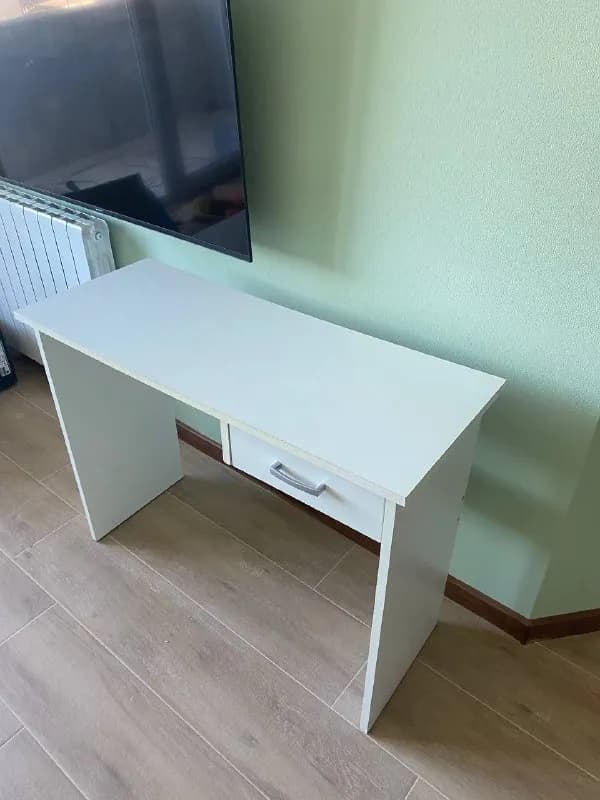 JYSK, размер столешницы 100×40, есть выдвижной ящик. 60 лари — Батуми — 60 ₾