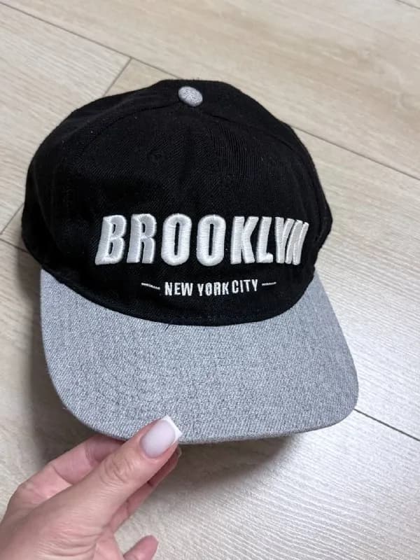 Brooklyn New York City. Регулируемый размер. В хорошем состоянии, чистая, без повреждений. Универсал — Батуми — 15 ₾
