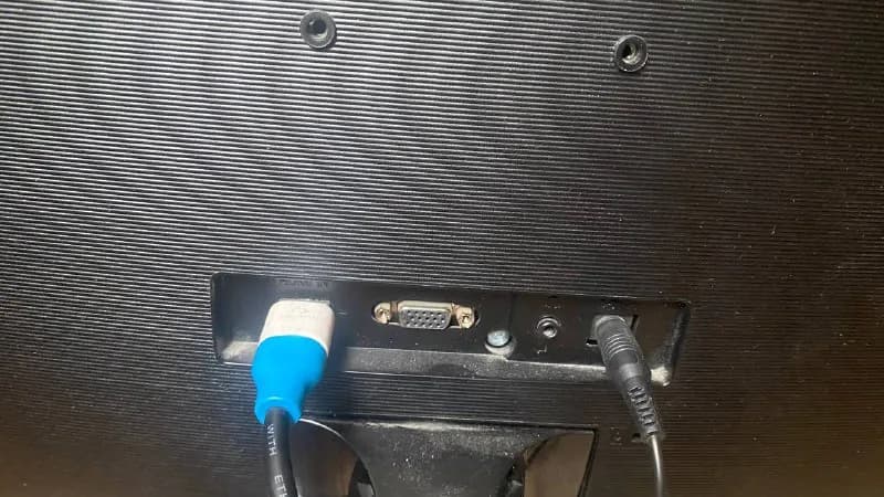 27дюймов, работает отлично, в комплекте провод питания и hdmi, стоимость 400лари новый стоит 600лари — Тбилиси — 400 ₾