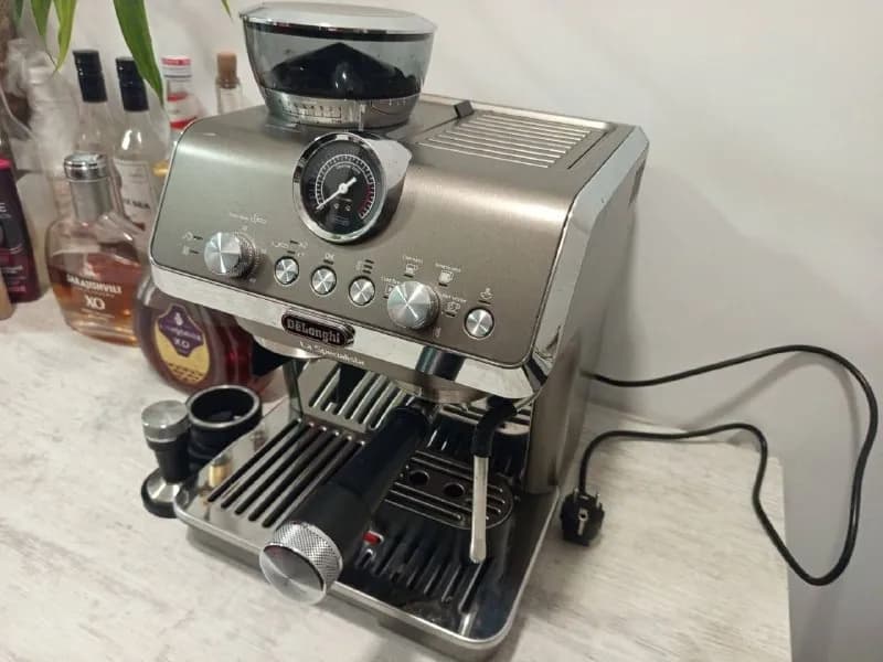 Delonghi профессиональная, на гарантии, коробок, пробег около 800 чашек, цена 1700 лари — Батуми — 1 700 ₾