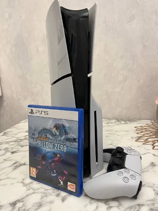 PlayStation 5 slim с дисководом. В отличном состоянии со всеми кабелями и геймпадом. — Батуми — 1 200 ₾