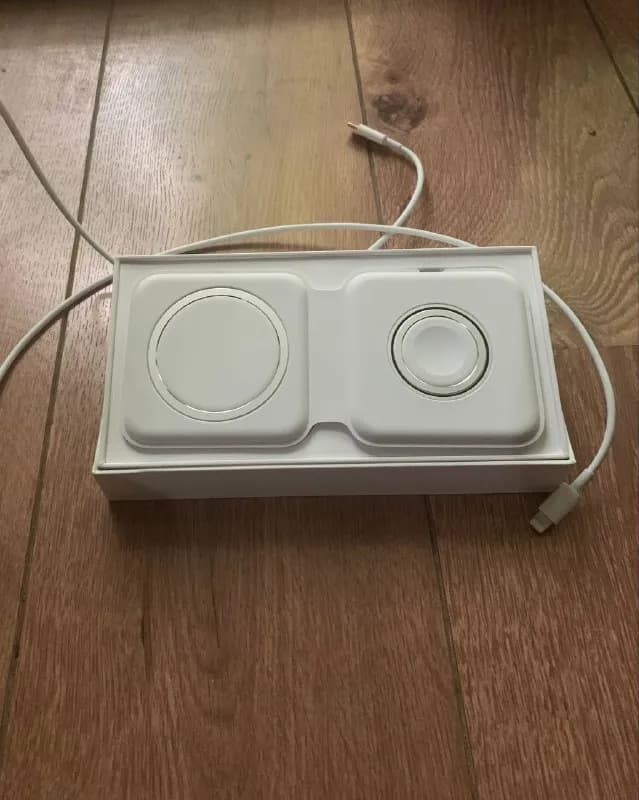 Apple Watch, MagSafe Duo Charger. Цена 300 лар. Район Сабуртало. — Тбилиси — 300 ₾