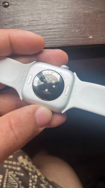 Apple Watch. В комплект входят 2 ремешка и зарядное устройство. Состояние аккумулятора — 99%. Цена — — Батуми — 400 ₾