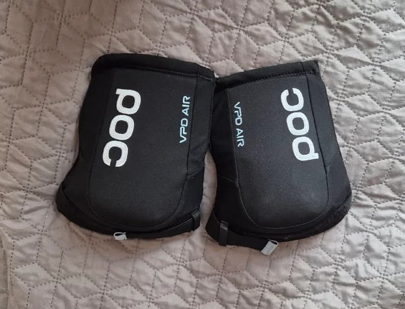 1) Новые наколенники для спорта poc vpd air (использовались пару раз) — мягкие, размер М, цена 150 — Тбилиси — 150 ₾