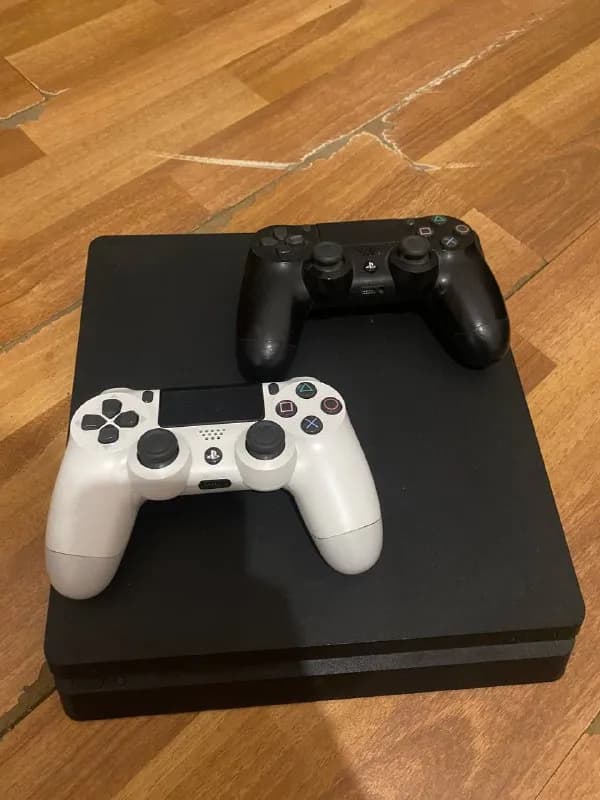 PlayStation 4, в комплекте 2 джойстика, белый покупался в Тбилиси за 200 лари. Полный комплект, вклю — Тбилиси — 700 ₾