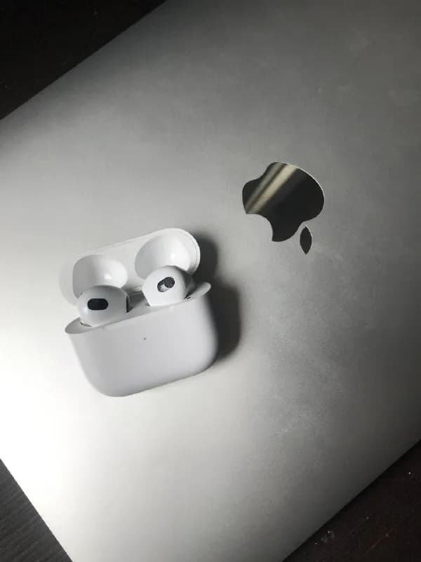 AirPods 3, оригинал, почти год в использовании, есть потертости на корпусе — Тбилиси