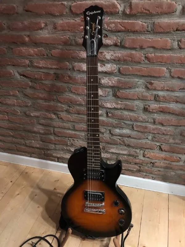 1. Гитара Epiphone с чехлом, подставкой и комбиком Vox — $700 — Тбилиси