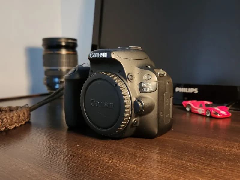 Canon 200D, в комплекте аккумулятор и ЗУ. — Тбилиси — 800 ₾