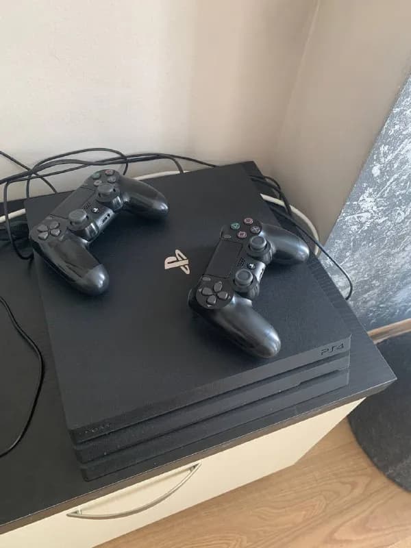 PlayStation 4 Pro с двумя геймпадами, всеми проводами и играми God of War (две последние части), T — Тбилиси — 800 ₾