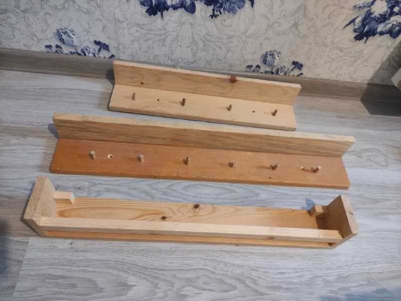 Отдаю полки деревянные крепкие. Две с крюками для подвесов, одна с закрытой полочкой — Батуми