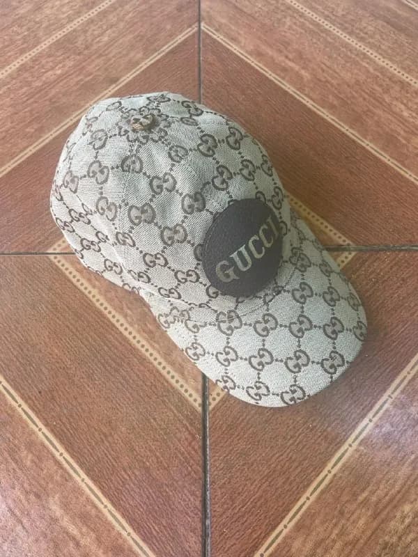 Gucci с фирменным монограммным узором GG. Стильная и узнаваемая модель, которая отлично дополнит люб — Тбилиси — 200 ₾