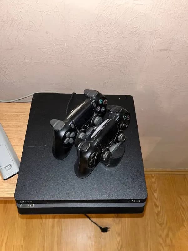 PS4 Slim 500gb + 2 геймпада + док-станция — Тбилиси — 500 ₾