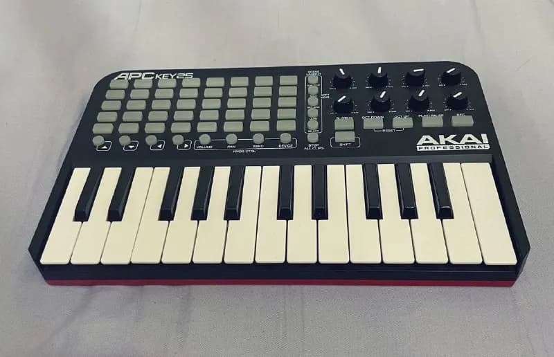 Akai APC key 25 🩵, у меня даже коробочка сохранилась. Tbilisi. 60$ — Тбилиси — 60 $