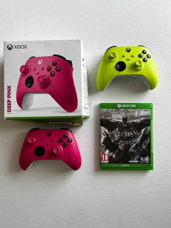 Xbox One (Series X/S) в идеальном состоянии, один в коробке другой без и игра Batman: Arkham Collecti — Тбилиси — 180 ₾