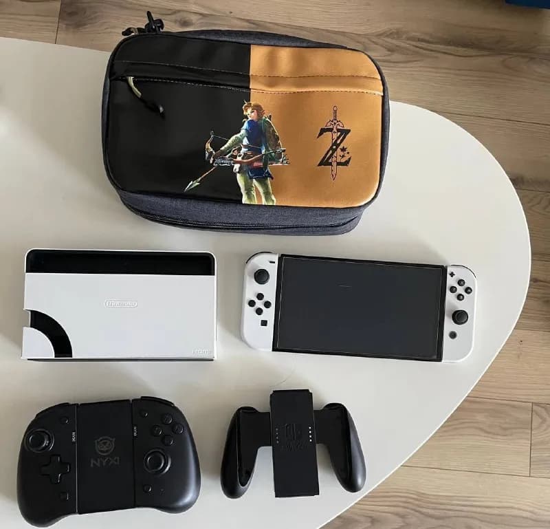 Nintendo Switch OLED вместе с дополнительными джойконами от NYXI, чехлом и защитным стеклом. — Тбилиси — 800 ₾