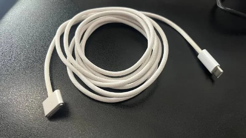 Apple usb-c Magsafe 3 100gel — Батуми — 3100 ₾