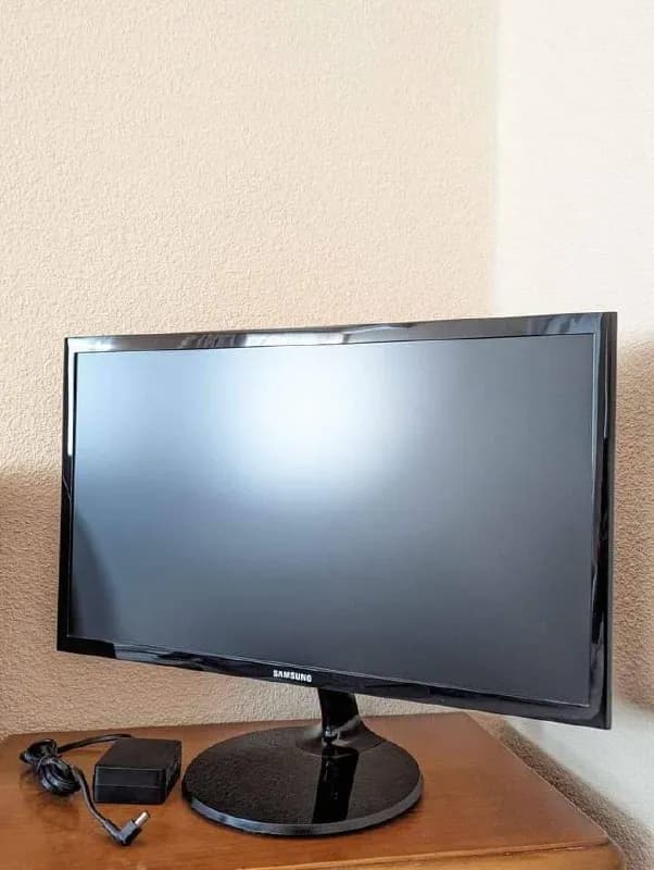 Samsung 21.5'' LS22F350FHIXCI — Black — 220 лари. почти новый т. к. редко использовался. Есть гаранти — Тбилиси — 220 ₾