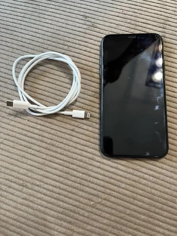 Apple XR 64 Гб •+ в комплекте новая оригинальная зарядка — Тбилиси — 320 ₾